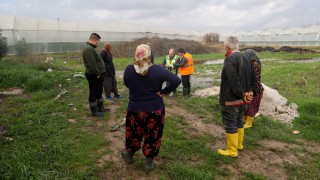 Antalya Büyükşehir, Aksu’da selden zarar gören seraları inceledi