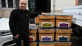 Manisa Büyükşehir selden etkilenen arıcıya kovan desteği verdi