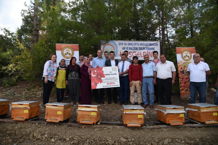 Adana'lı Genç Çiftçilere Arıcılık Malzemesi Dağıtıldı