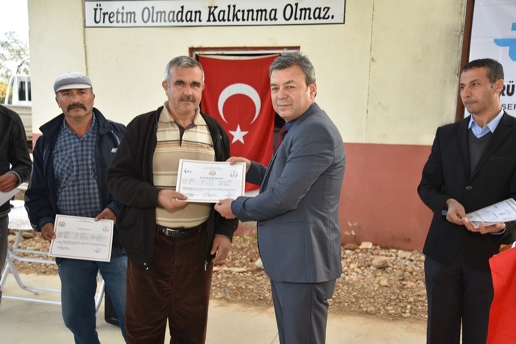 Antalya'da Çiftçi Eğitim Kurslarını Başarı İle Tamamlayanlara İl Müdürü Özen Plaket Verdi