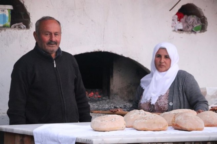 20 Yıldır Yaptıkları Ekşi Mayalı Köy Ekmeği Gelir Kapıları Oldu