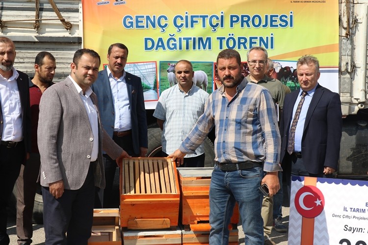 Elazığ'lı Genç Çiftçilere Arı Kovanları Teslim Edildi